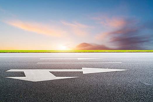 前景为空的道路地面和户外自然景观