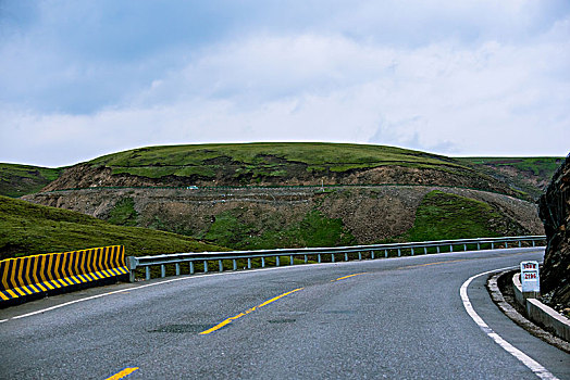 草原公路山峰