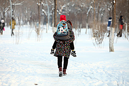 大雪,洁白,干净,寒冷,白色,覆盖,扫雪,便道,雪景,祖孙,踏雪,背负,行走,亲情,负担,劳累,辛苦