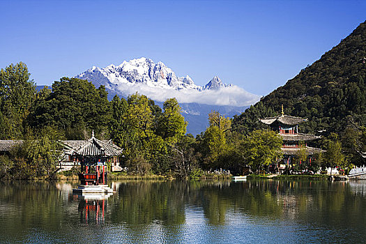 建筑,池边,山,背景,黑龙潭,玉龙雪山,丽江,云南,中国