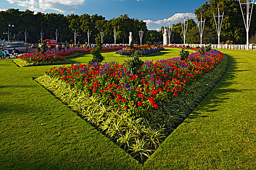 英格兰,伦敦,圣詹姆斯公园,花,开花,维多利亚皇后,纪念,花园