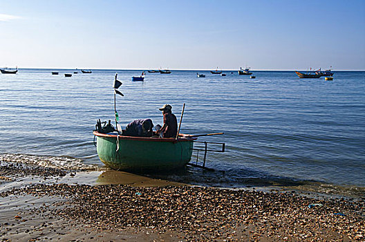 海滩渔船渔民