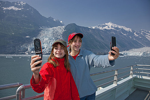 青少年,姐妹,照相,手机,惊讶,冰河,背景,威廉王子湾,阿拉斯加