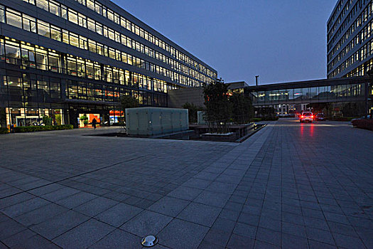 现代商务楼夜景