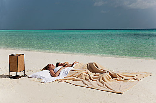 伴侣,睡觉,床,海滩