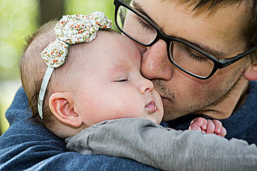 父亲,吻,婴儿,女儿,埃德蒙顿,艾伯塔省,加拿大