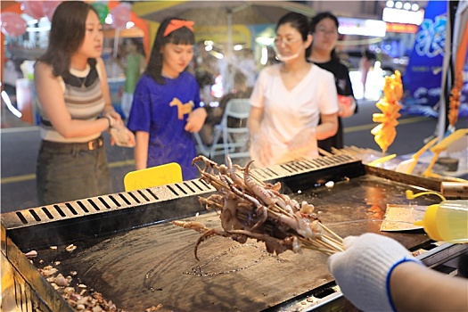 这有海,星光市集盛大开街,数百种美食小吃让游客大呼过瘾