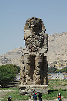 埃及梅农巨像