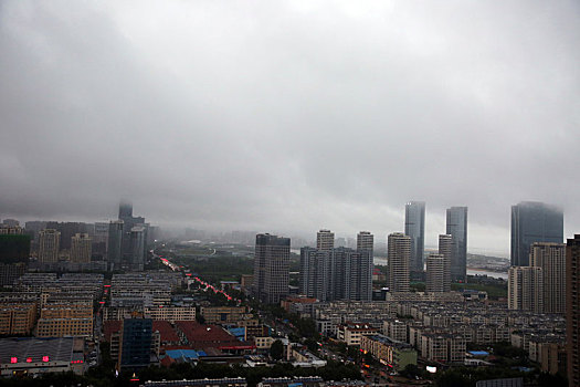 山东省日照市,台风,烟花,带来瓢泼大雨,百米高楼被乌云笼罩