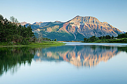 山脊,反射,湖,瓦特顿湖国家公园,艾伯塔省,加拿大