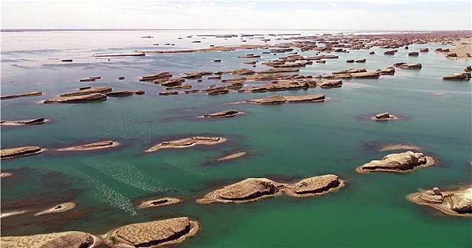 青海海西,乌素特雅丹地质公园,世界唯一的水上雅丹
