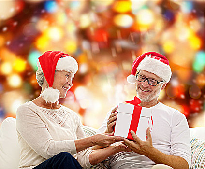 家庭,休假,圣诞节,岁月,人,概念,高兴,老年,夫妻,圣诞老人,帽子,礼盒,上方,红灯,背景
