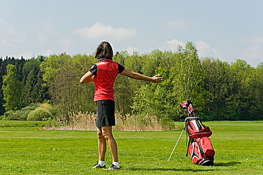 女人,伸展,玩,高尔夫