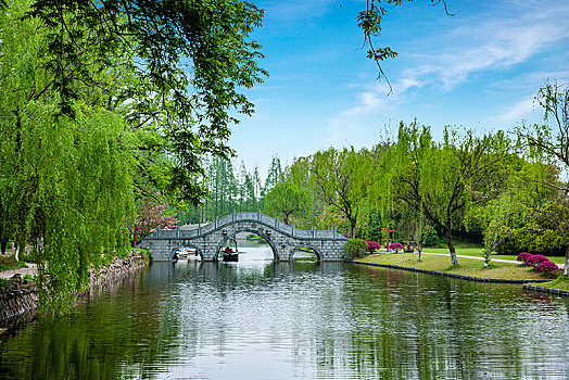 镇江焦山公园园林水道上的石桥