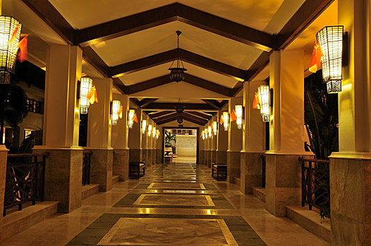 海南三亚度假酒店热带风情长廊夜景