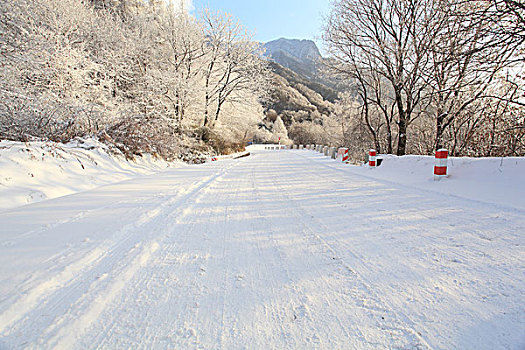 陕西秦岭分水岭公路雪景