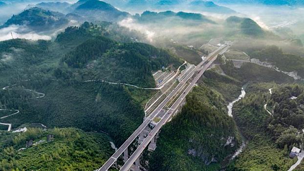 重庆酉阳,完善高速路设施,乡村最美秋景