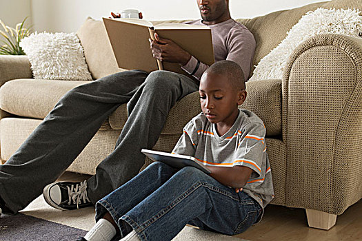 男孩,坐在地板上,父亲,读,书本