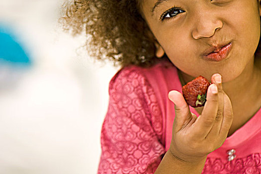 小女孩,吃,草莓