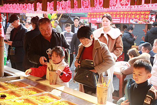 旅游小镇张灯结彩,游客赏文艺演出逛街尝美食乐在其中