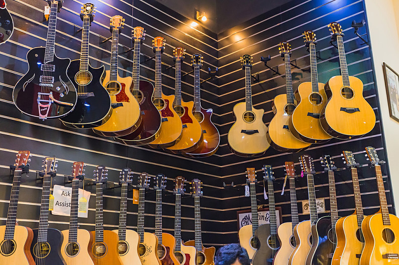 许多,吉他,展示,音乐商店_高清图片_全景视觉
