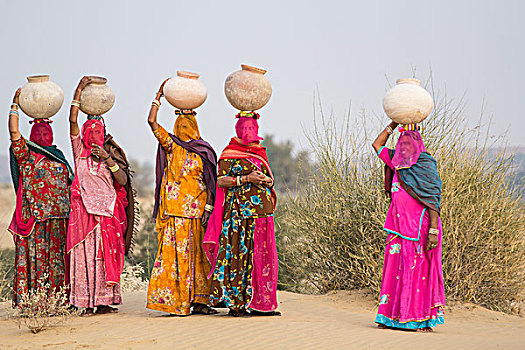 亚洲,印度,拉贾斯坦邦,曼瓦,沙漠,沙丘,多彩,衣服,乡村,女人,走,罐,头部,使用,只有