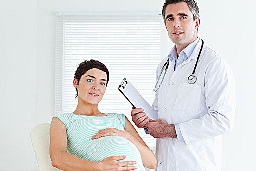 男医生,怀孕,病人,看镜头
