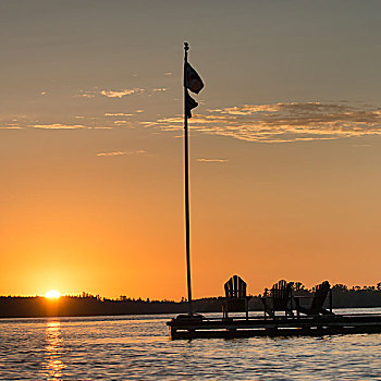 宽木躺椅,旗帜,码头,日落,湖,木头,安大略省,加拿大