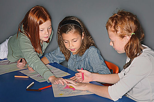 艾伯塔省,加拿大,三个女孩,上色,绘画,桌子