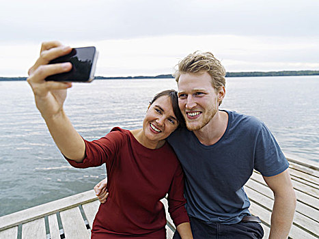 情侣,码头,并排,智能手机,拿,微笑,哥本哈根,丹麦