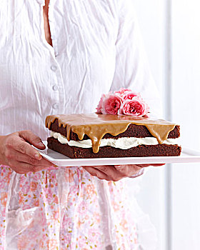 女人,拿着,巧克力,海绵,咖啡蛋糕,装饰,花