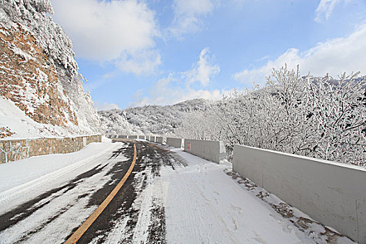 陕西秦岭分水岭公路雪景