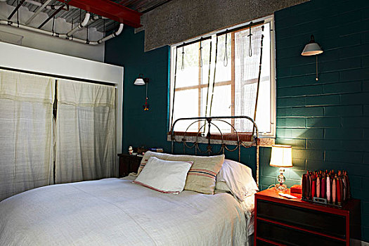 床,旧式,金属,仰视,窗户,台灯,红色,床头柜,砖墙,涂绘,深绿