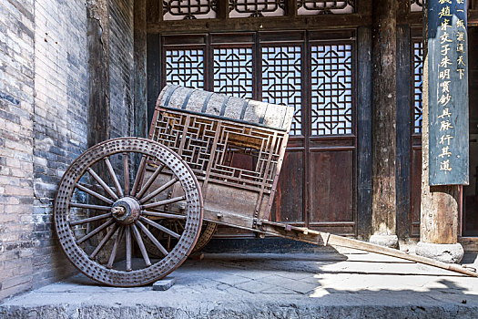 山西平遥古城内,票号创始人雷履泰使用的古代轿车