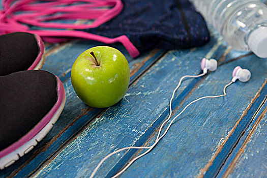 俯拍,澳洲青苹果,苹果,耳机,木桌子