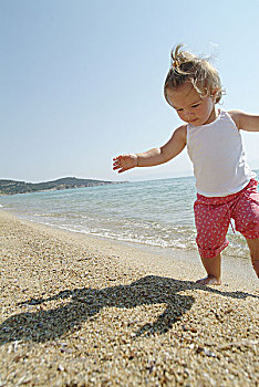 女孩,沙滩,序列,人,孩子,幼儿,1-2岁,赤足,学习过程,度假,晴朗,户外,海滩,海洋