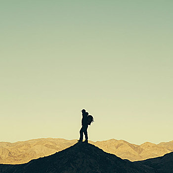 剪影,男性,远足,穿,背包,站立,山顶,死亡谷国家公园