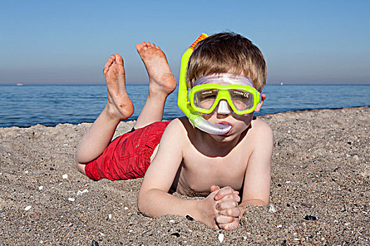 年轻,男孩,海滩,戴着,潜水,护目镜,通气管,海利根达姆,梅克伦堡前波莫瑞州,德国,欧洲