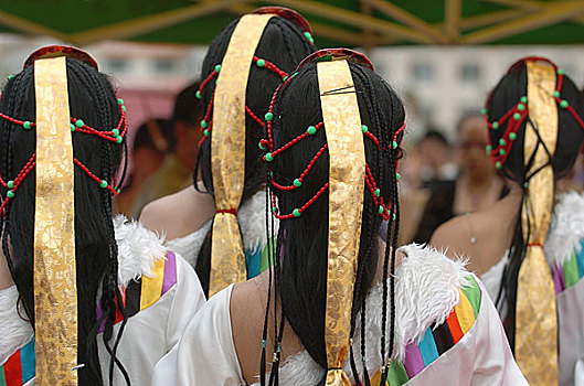 传统装扮的少数民族少女