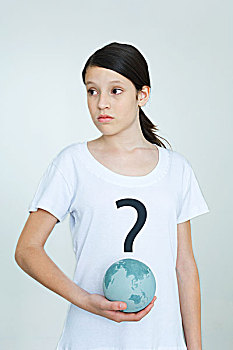 女孩,穿,t恤,问号,拿着,地球,看别处
