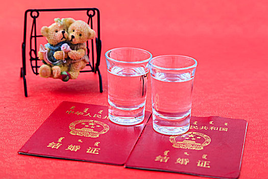 爱情秋千小熊结婚证和透明酒杯