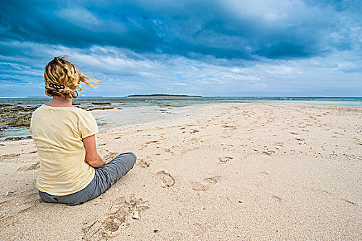 坐,女人,白沙滩,汤加,南太平洋