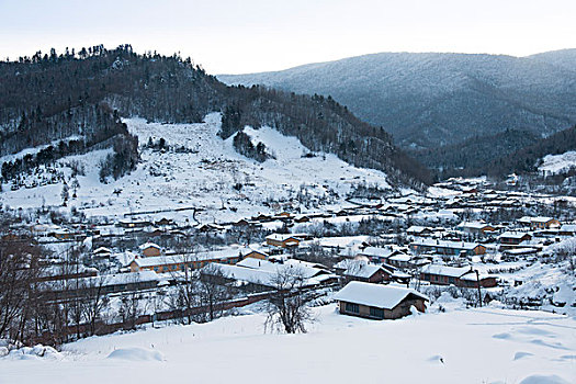 东北冬天山谷里村庄