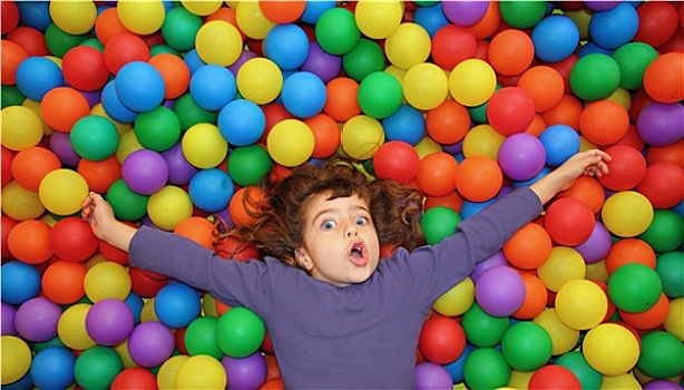 彩色,球,有趣,公园,小女孩,卧,手势