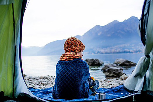 男孩,坐,毯子,帐蓬,后视图,科摩湖,伦巴第,意大利