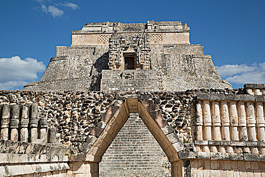 拱形,前景,巫师金字塔,背景,乌斯马尔,玛雅人遗址,尤卡坦半岛,墨西哥