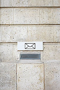 特写镜头的邮件槽,随着,信,符号,标志,水泥墙