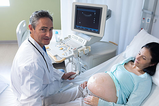 男医生,超声波扫描,孕妇,医院