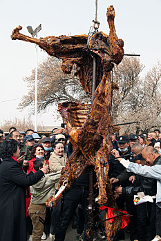 新疆哈密,最,豪,美食烤全驼免费供游客品尝