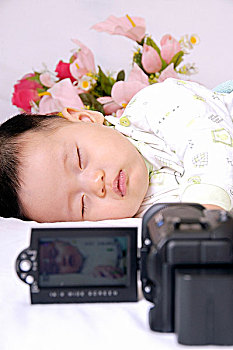 男婴睡觉家庭录像